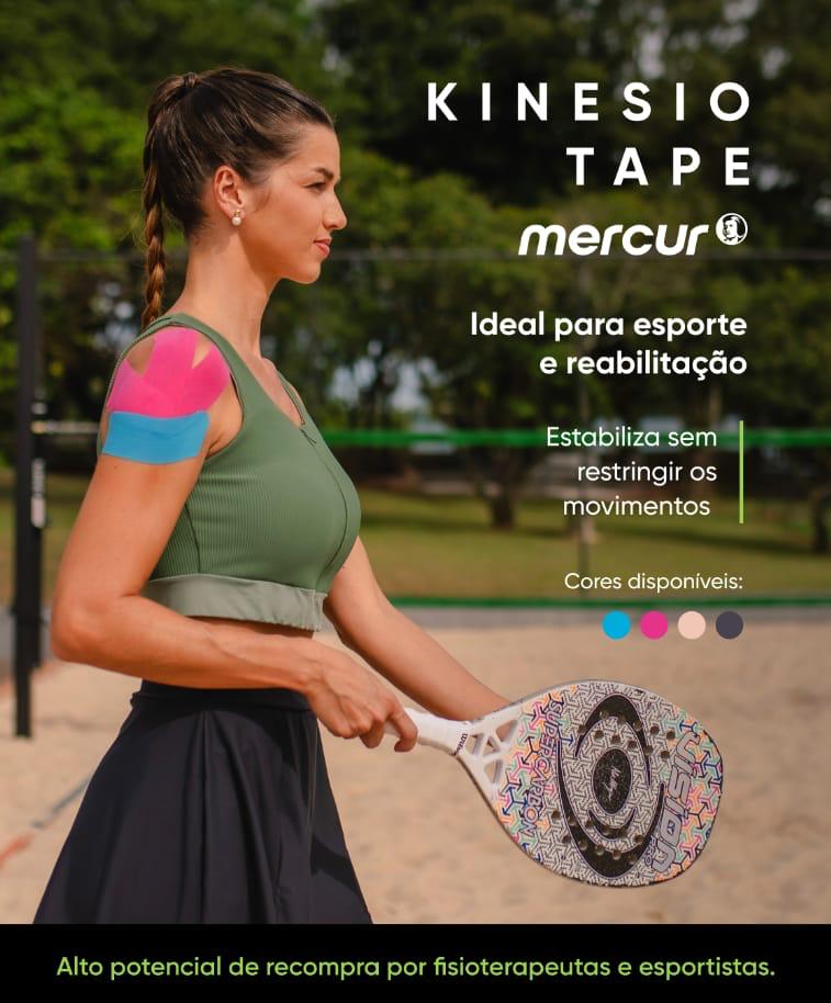 Atleta com kinesio tape Mercur no ombro, em uma quadra